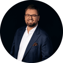 Robin Figuli — Marketing Stratege bei Bestattungs Pioniere