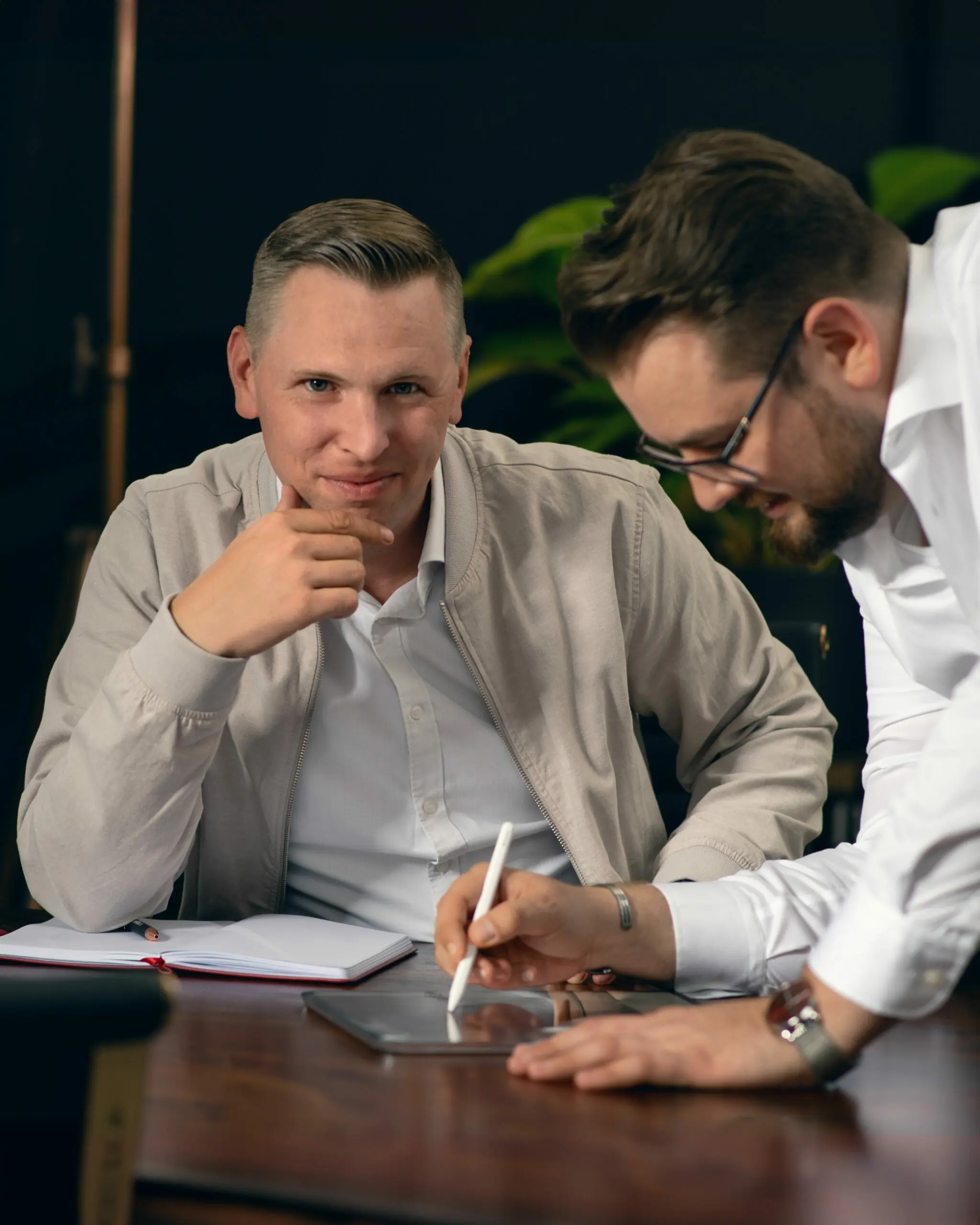 Jonathan Volz und Robin Figuli bei Bestattungs Pioniere – Experten für digitale Transformation und regionale Unternehmenslösungen.